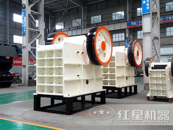 膨潤(rùn)土磨粉設(shè)備顎式破碎機(jī)