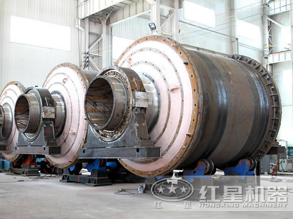 正在加工的水泥球磨機