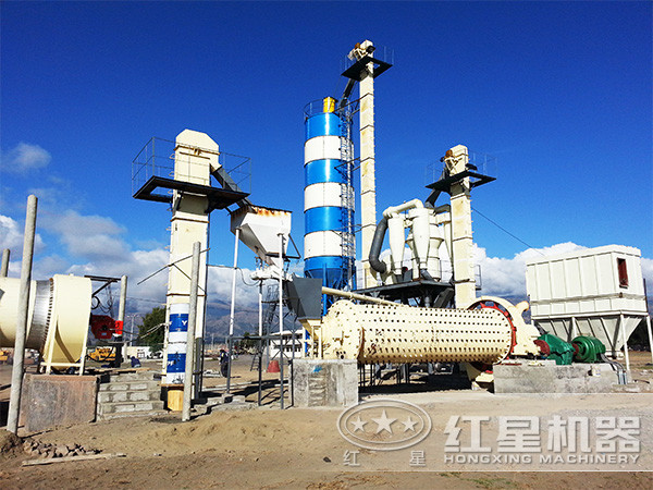 黏土礦干粉球磨機(jī)生產(chǎn)現(xiàn)場 黏土礦干粉球磨機(jī)生產(chǎn)現(xiàn)場