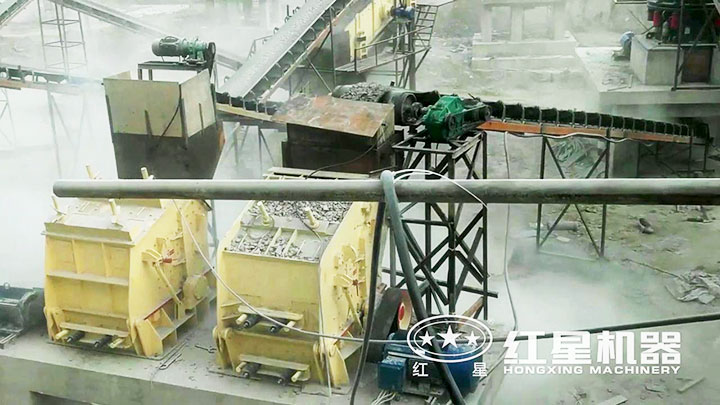 綠色反擊式破碎機(jī)砂石生產(chǎn)現(xiàn)場(chǎng)