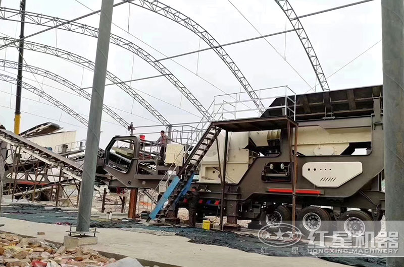 69式移動破碎機(jī)工作現(xiàn)場實(shí)拍圖 69式移動破碎機(jī)工作現(xiàn)場實(shí)拍圖