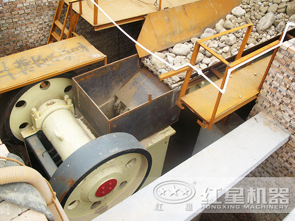 頁巖破碎機(jī)現(xiàn)場工作圖