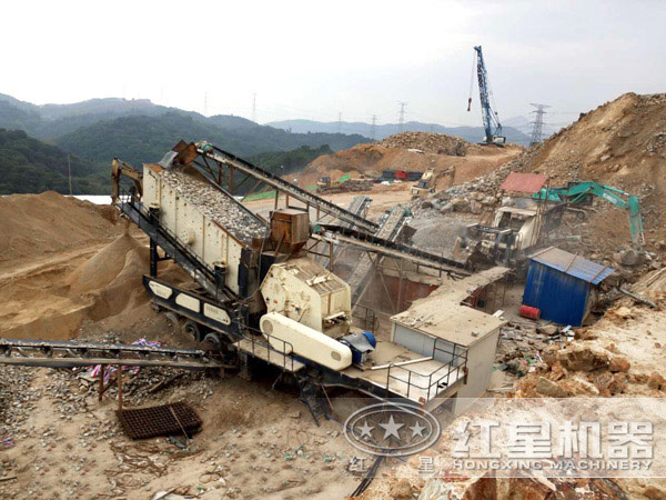 石頭移動破碎機(jī)現(xiàn)場工作圖