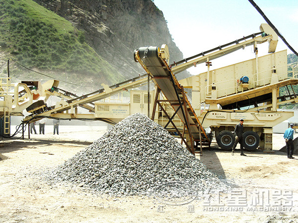 移動石頭破石機(jī)現(xiàn)場作業(yè)圖 移動石頭破石機(jī)現(xiàn)場作業(yè)圖