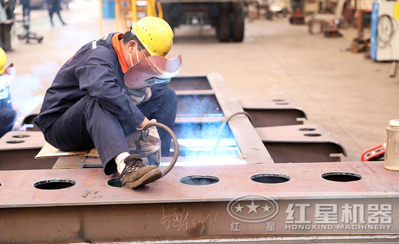 紅星機(jī)器全自動(dòng)智能制砂機(jī)工人作業(yè)圖