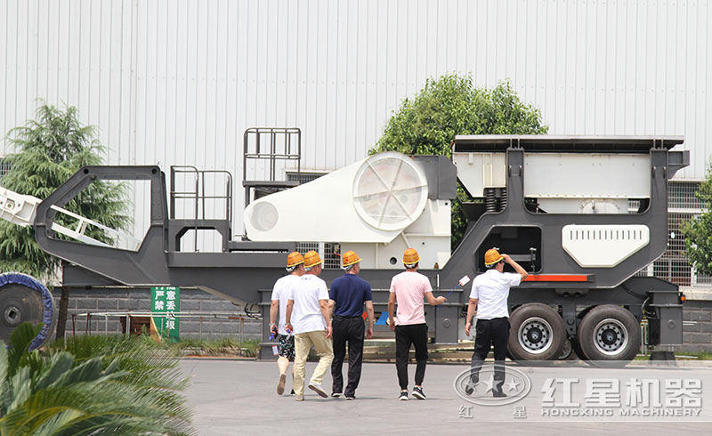 用戶在紅星機(jī)器廠區(qū)參觀車載流動(dòng)磨沙機(jī) 用戶在紅星機(jī)器廠區(qū)參觀車載流動(dòng)磨沙機(jī)