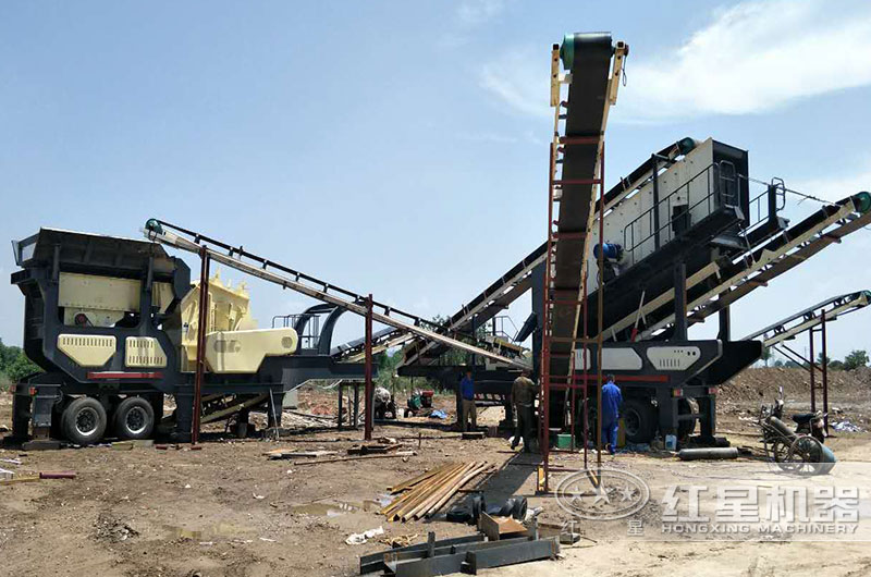 移動一體磕石機(jī)作業(yè)現(xiàn)場