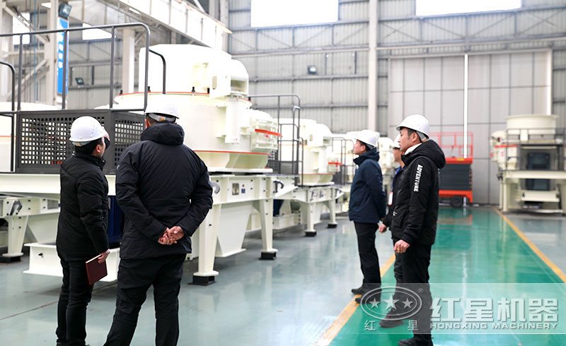 用戶參觀紅星機(jī)器人工制砂機(jī)車間 用戶參觀紅星機(jī)器人工制砂機(jī)車間