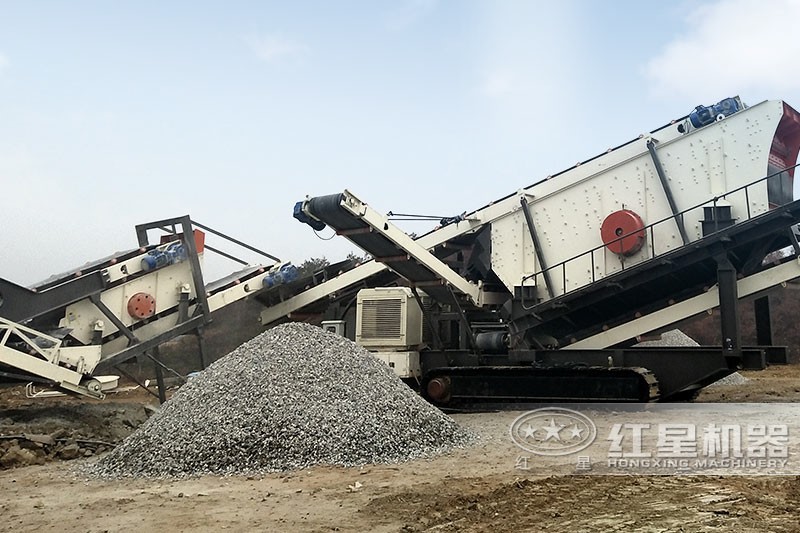 可移動的砂石振動篩選機作業(yè)現(xiàn)場 可移動的砂石振動篩選機作業(yè)現(xiàn)場