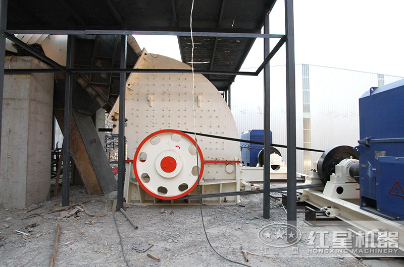 重錘式破碎機生產(chǎn)現(xiàn)場