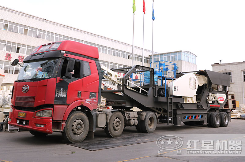 移動(dòng)式碎石破碎機(jī)直接開往客戶現(xiàn)場(chǎng) 移動(dòng)式碎石破碎機(jī)直接開往客戶現(xiàn)場(chǎng)